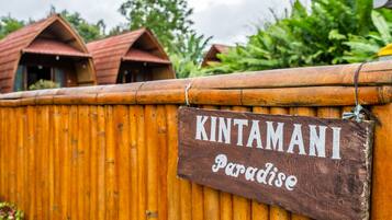 Vista frontal de la propiedad