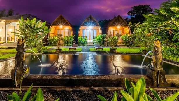A resort with three wooden cabins, a central pool, and lush greenery. - KINTAMANI Paradise (Kintamani)