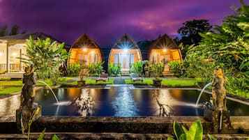 Mặt tiền nơi lưu trú - ban đêm