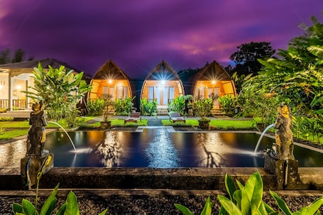 Fachada de la propiedad por la tarde o noche