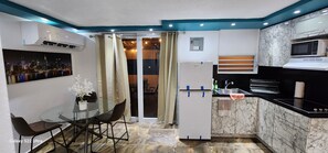 Kühlschrank, Mikrowelle, Ofen, Herdplatte