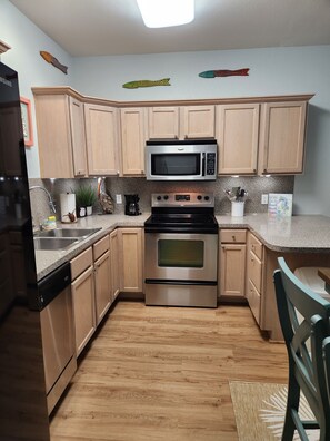 Refrigerador, microondas, horno y parrilla de estufa 