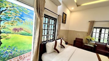 2 bedrooms, desk, blackout curtains, free WiFi