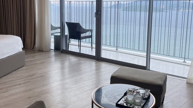 Dobbeltrom for 1 person – executive | Sengetøy av topp kvalitet, skrivebord og skrivebord for bærbar PC