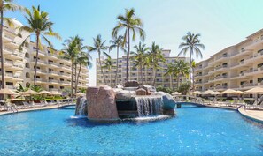 Alberca al aire libre y alberca climatizada