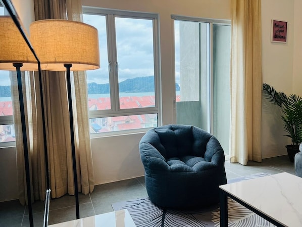 Smart TV - Seaview Cube lll w/Sky Pool (Kuah)