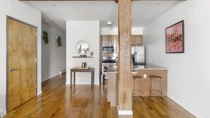 冷蔵庫、電子レンジ、オーブン、コンロ