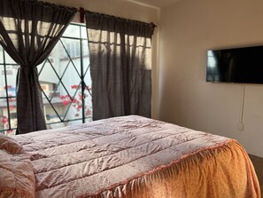 Habitación familiar doble | Espacio para trabajar con un portátil y cortinas opacas