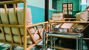 Comfort Quadruple Room | Ruang tamu