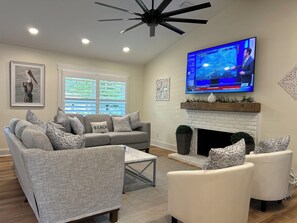 Smart TV, fireplace - BRAND NEW! ONE LEVEL! 4 BEDRMS- 3 KING BEDS!! Shoppes & Dining - 7 Min to Beach! (St. Simons Island)