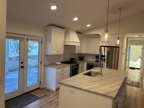 BRAND NEW! ONE LEVEL! 4 BEDRMS- 3 KING BEDS!! Shoppes & Dining - 7 Min to Beach!