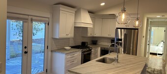 BRAND NEW! ONE LEVEL! 4 BEDRMS- 3 KING BEDS!! Shoppes & Dining - 7 Min to Beach!