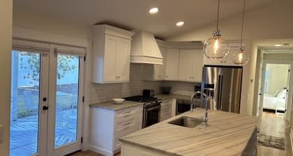 BRAND NEW! ONE LEVEL! 4 BEDRMS- 3 KING BEDS!! Shoppes & Dining - 7 Min to Beach!