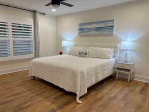 4 bedrooms, iron/ironing board, free WiFi, bed sheets - BRAND NEW! ONE LEVEL! 4 BEDRMS- 3 KING BEDS!! Shoppes & Dining - 7 Min to Beach! (St. Simons Island)