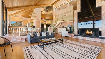 TV connectée, cheminée, livres