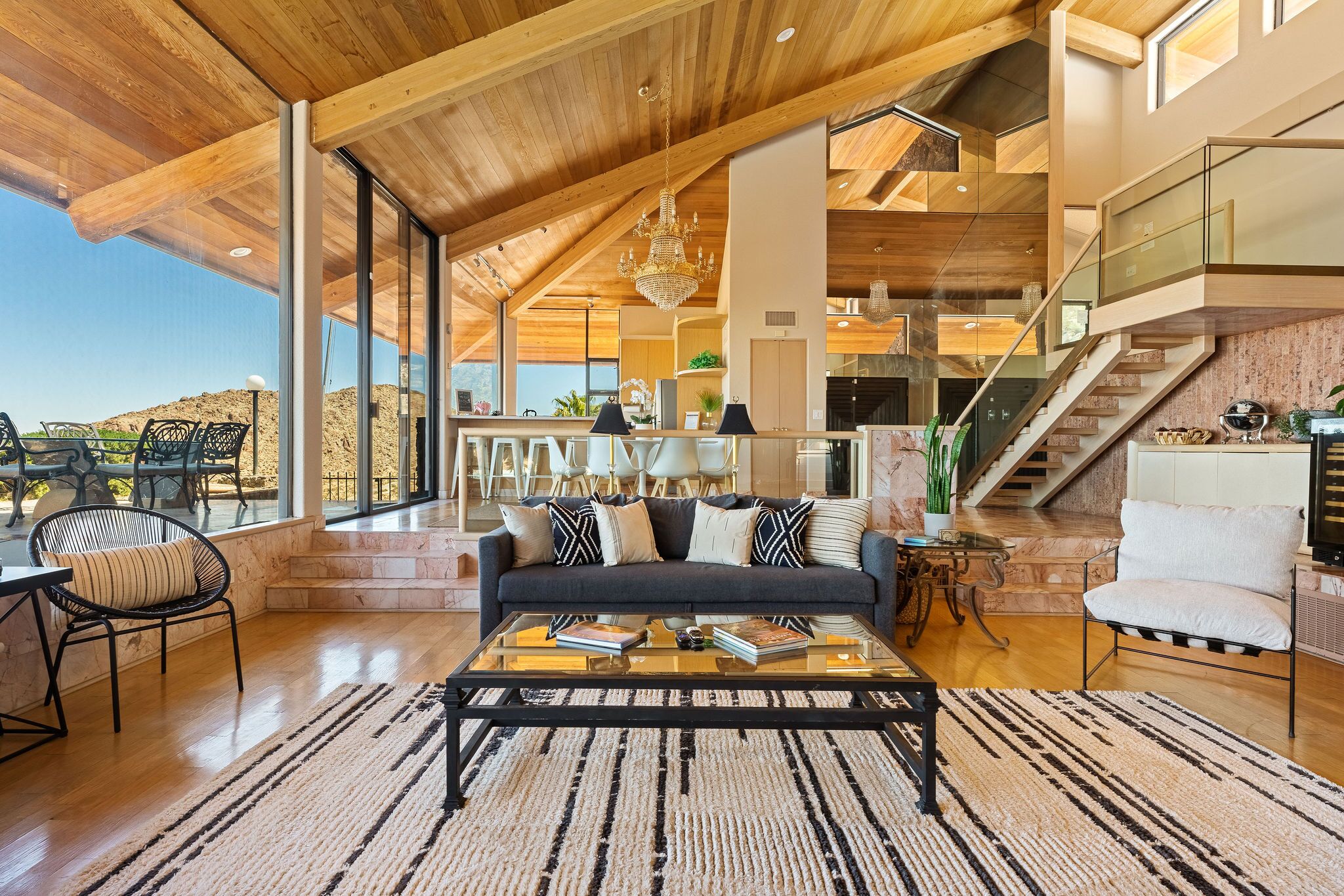 Smart TV, chimenea y libros 