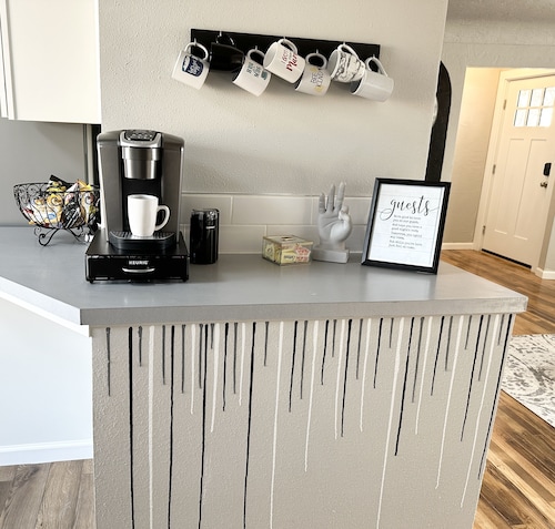 Selfie house • Abundance of Entertainment & Amenities • Hot Tub • King Bed•