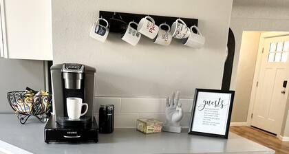 Selfie house • Abundance of Entertainment & Amenities • Hot Tub • King Bed•