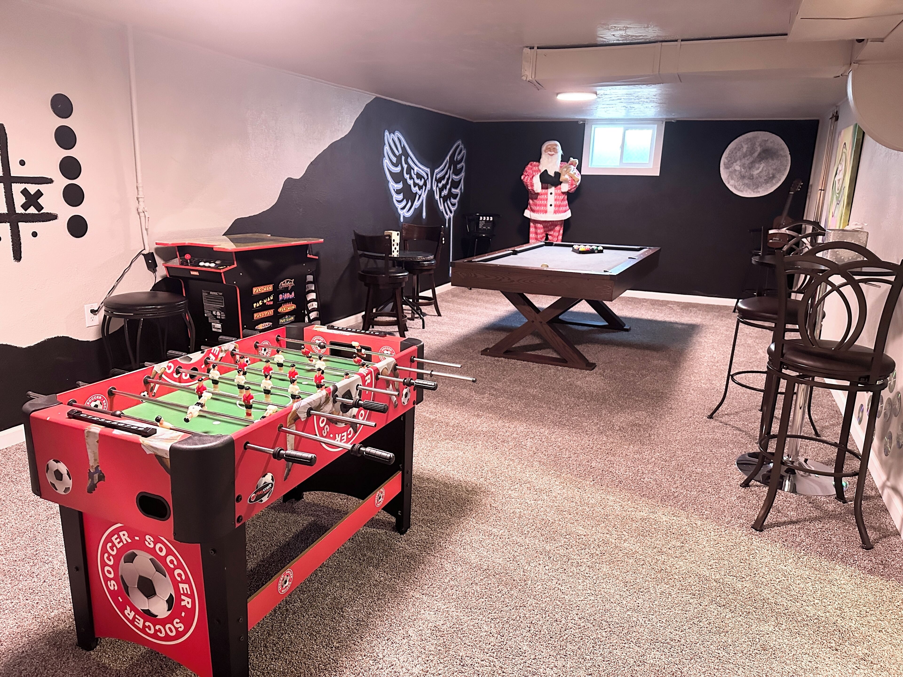 Selfie house • Abundance of Entertainment & Amenities • Hot Tub • King Bed