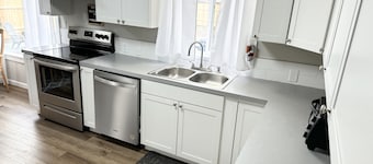 Selfie house • Abundance of Entertainment & Amenities • Hot Tub • King Bed•