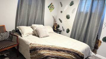 4 bedrooms, desk, iron/ironing board, travel crib