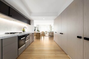 Wasserkocher mit Kaffee-/Teezubehör, Kühlschrank, Mikrowelle, Ofen