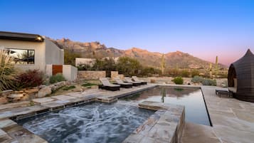 Alberca al aire libre y alberca climatizada