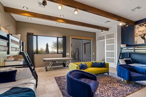 4 chambres, fer et planche à repasser, lit de bébé portatif