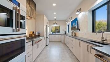 Frigorífic, microones, forn i placa de cuina