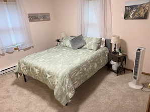 4 bedrooms, free WiFi, bed sheets -  Home with Lake Access and 2023 Tri-toon available to rent (Amery)