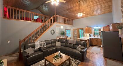 Home with Lake Access (Pontoon available to rent!)