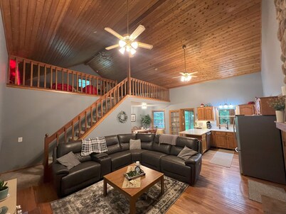 Home with Lake Access (Pontoon available to rent!)