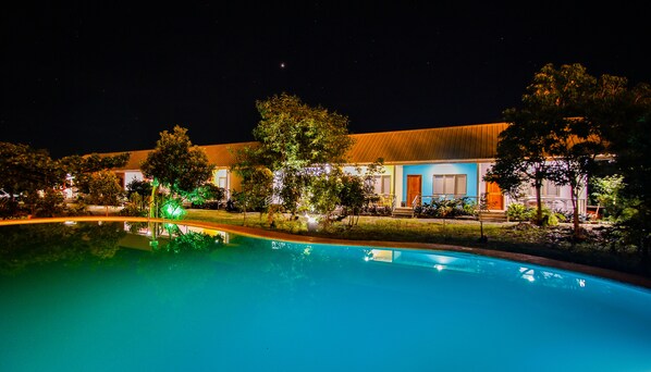 Una piscina al aire libre