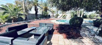 King Bed Desert Retreat w/ Sparkling Amazing Pool