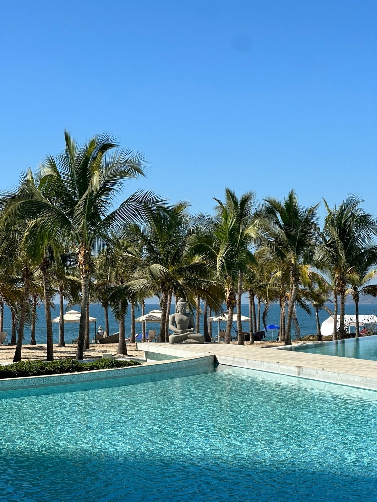 Utomhuspool och uppvärmd pool