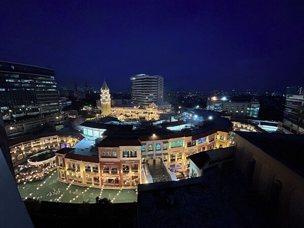 Luxury Condo, Multiple Beds, Canal View | Balcony
