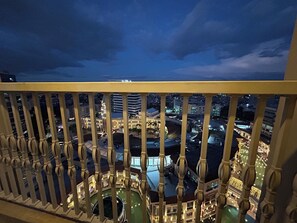 Luxury Condo, Multiple Beds, Canal View | Balcony view - VenizLex (Taguig)