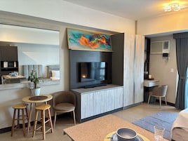 Condo superluxo, várias camas, vista para o canal | 1 quarto, escrivaninha, espaço de trabalho para notebook