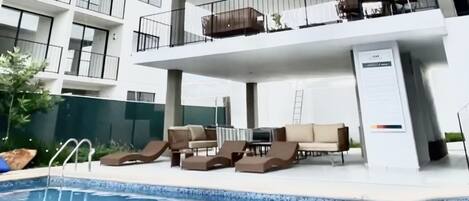 Outdoor pool, a heated pool