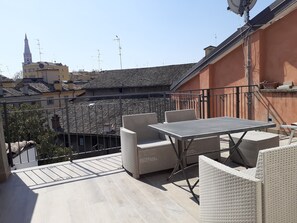 Outdoor dining - Loris' House (Modena)