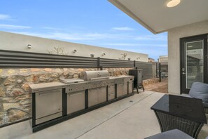 Outdoor dining - Oasis in the Desert-Heated Pool (El Paso)
