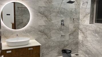 Doccia, asciugacapelli, asciugamani, sapone