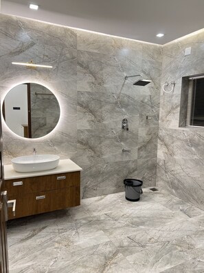 Douche, séchoir à cheveux, serviettes fournies, savon