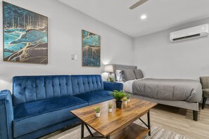 Room - Stylish Studio Downtown Evonify (Austin)