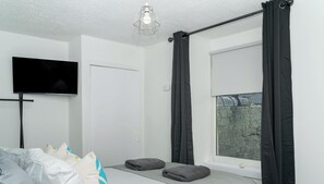 1 bedroom, iron/ironing board, free WiFi