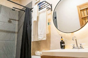 Shower, hair dryer, shampoo - Explore, enjoy, and relax in Downtown Cancun (CancÃºn)