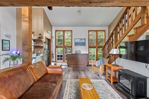 Smart TV, fireplace, Netflix, streaming services