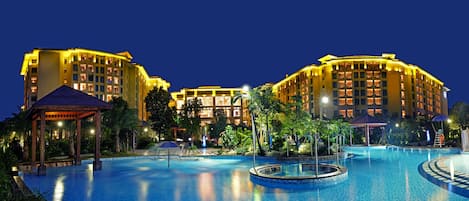 Una piscina techada, 6 piscinas al aire libre, sombrillas