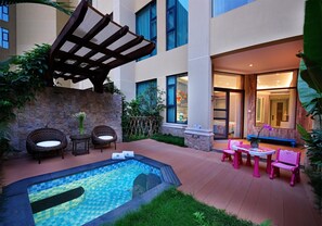 A pool area with a hot tub, wicker chairs, and a table with pink chairs. - Regal Palace Resort&Spa (Guangzhou)