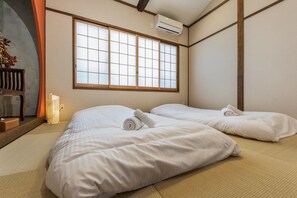 Traditional Townhome | 2 bedrooms, individually decorated, individually furnished - Shulinso (Kyoto)